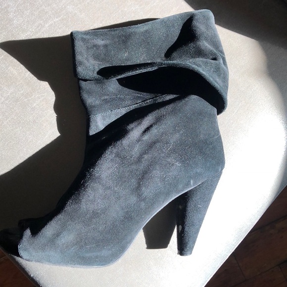 Vince Camuto black suede slouchy peep toe booties Size 8 - Picture 3 of 9